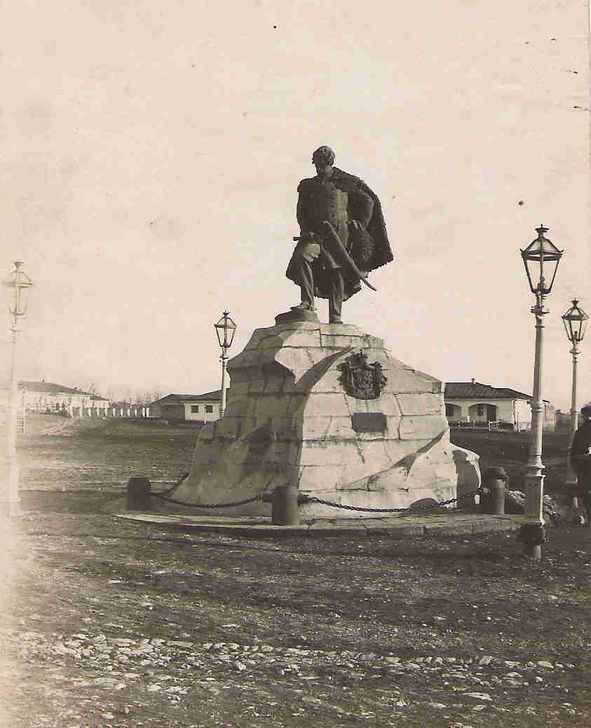 Памятник М.Аргутинскому-Долгорукову в Темир-Хан-Шуре